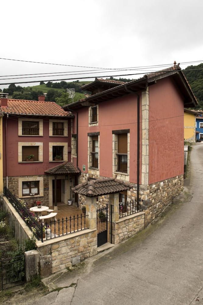 Apartamentos La Regoria Arenas De Cabrales Εξωτερικό φωτογραφία
